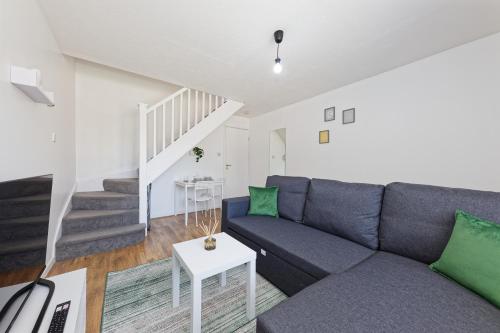 Comfortable Home in Kent, Sleeps 6 - Parking Available - Kent