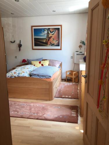 Doppelzimmer mit Doppelbett und zusätzlicher einzelner Schlafgelegenheit in Winningen, Deutschland