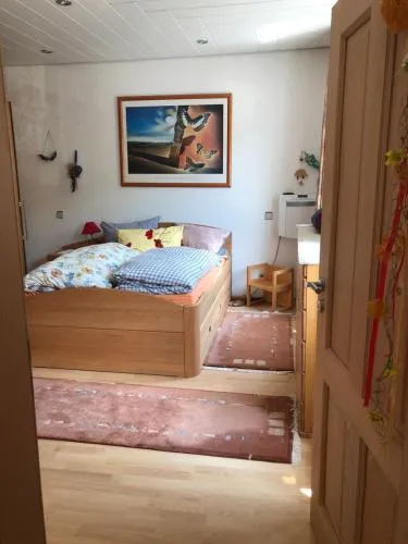 Doppelzimmer mit Doppelbett und zusätzlicher einzelner Schlafgelegenheit in Winningen, Deutschland