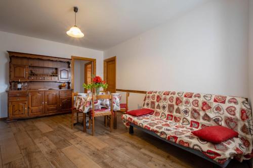 Two-Bedroom Apartment with Balcony and Mountain View 