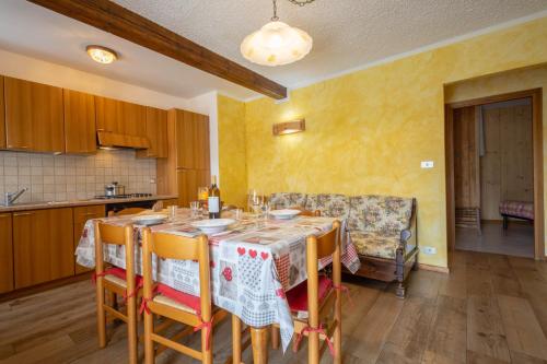 Three-Bedroom Apartment with Balcony and Mountain View 