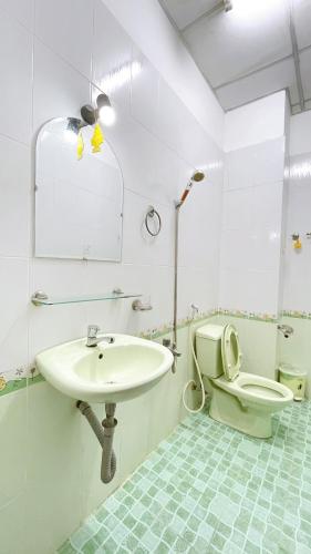 room detail thumbnail 2