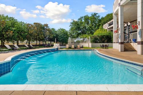 Swimming pool, Renaissance Dallas North Hotel in Farmers Branch