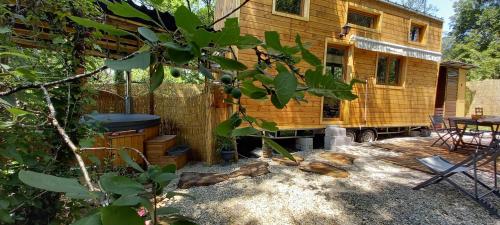 B&B Figeac - Mini maison tiny house et son bain nordique - Bed and Breakfast Figeac