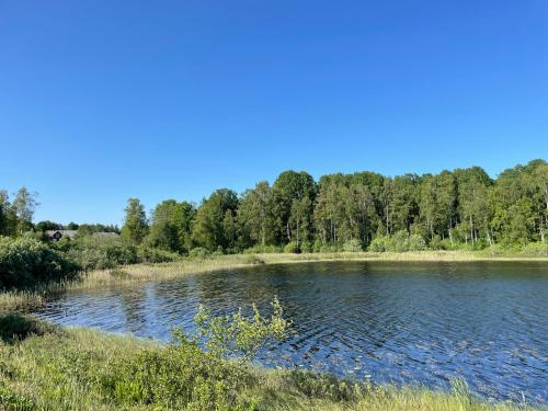 Cottage with beautiful nature, open landscape, forest and lakes I X I Stuga med fin natur, öppna landskap, skog och sjöar