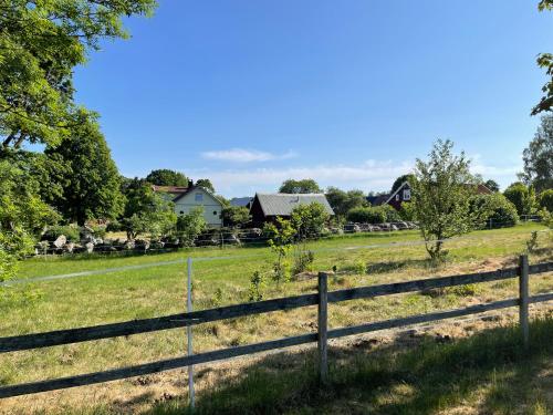 Cottage with beautiful nature, open landscape, forest and lakes I X I Stuga med fin natur, öppna landskap, skog och sjöar