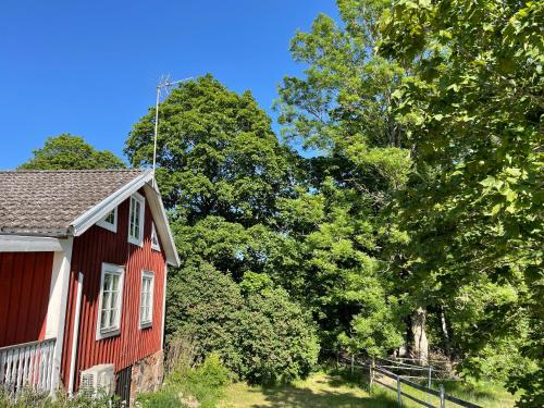 Cottage with beautiful nature, open landscape, forest and lakes I X I Stuga med fin natur, öppna landskap, skog och sjöar