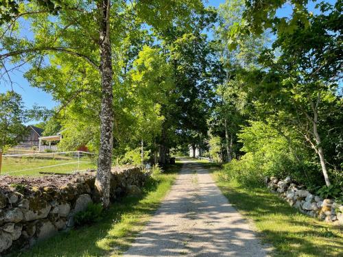 Cottage with beautiful nature, open landscape, forest and lakes I X I Stuga med fin natur, öppna landskap, skog och sjöar