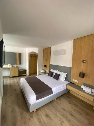 Deluxe Double Room (2 Adults + 1 Child)