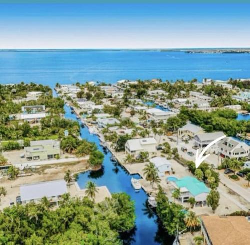 Bayside Key Largo Canal Home with Dock/ Jacuzzi/ Pool.  Lift not include in Key Largo, USA