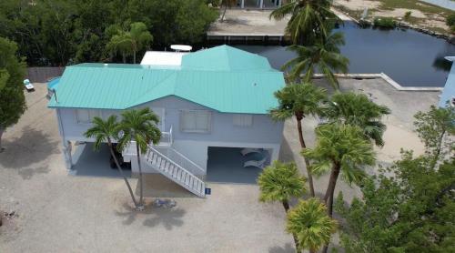 Bayside Key Largo Canal Home with Dock/ Jacuzzi/ Pool.  Lift not include in Key Largo, USA