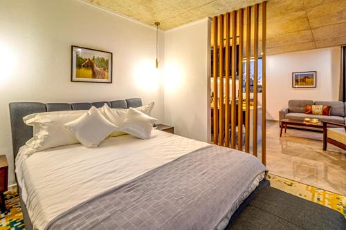 Deluxe Suite image 9