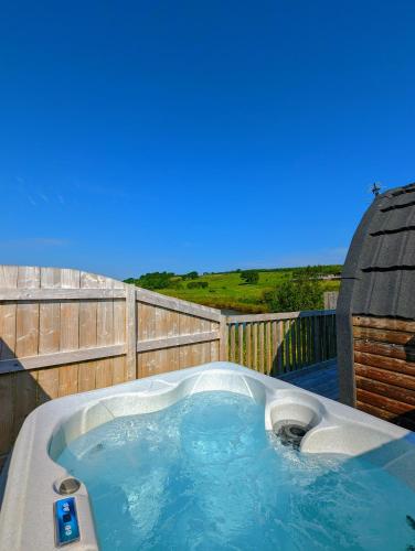 Pond View Pod 2 with Private Hot Tub - Fife - Loch Leven - Lomond Hills gîte à louer Loch Fitty