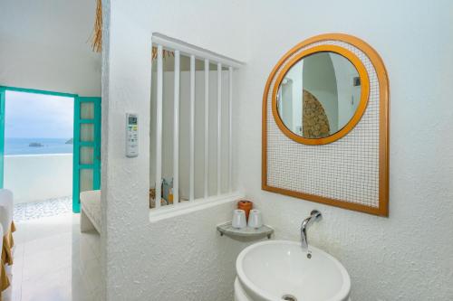 Bathroom, Loccal Collection Hotel in Labuan Bajo