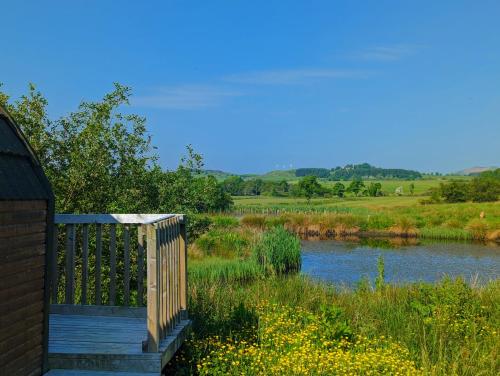 Pond View Pod 1 with Outdoor Hot Tub - Fife - Loch Leven - Lomond Hills in Bowershall