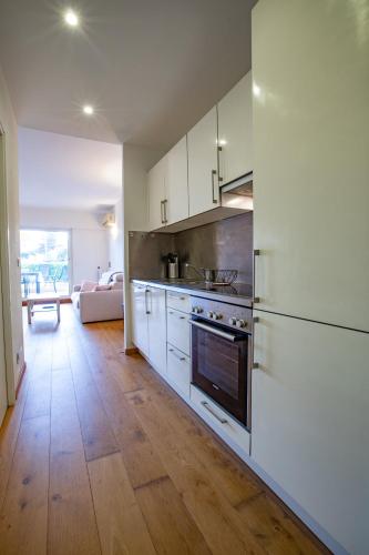 Kitchen, Appartement dans residence pieds dans l’eau in Le Trayas Superieur