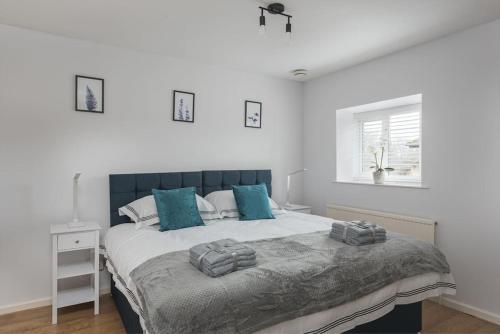 Detached House - 5 mins drive to City Centre - Free Parking, Fast Wi-Fi and Smart TV with Sky TV and Netflix by Yoko Property
