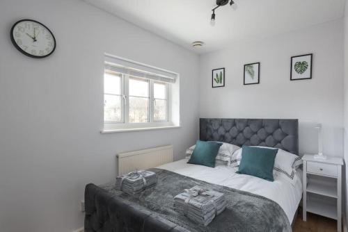 Detached House - 5 mins drive to City Centre - Free Parking, Fast Wi-Fi and Smart TV with Sky TV and Netflix by Yoko Property