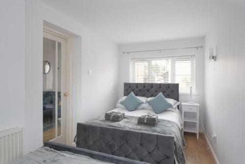Detached House - 5 mins drive to City Centre - Free Parking, Fast Wi-Fi and Smart TV with Sky TV and Netflix by Yoko Property