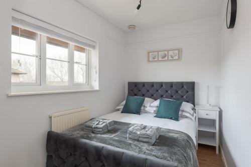 Detached House - 5 mins drive to City Centre - Free Parking, Fast Wi-Fi and Smart TV with Sky TV and Netflix by Yoko Property