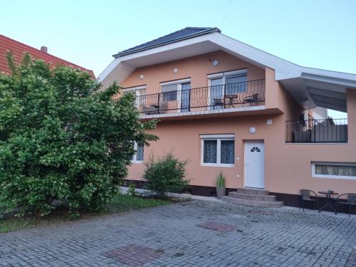 B&B Siófok - Lilian apartmanház - Bed and Breakfast Siófok