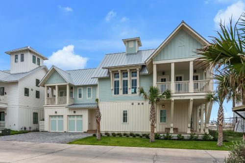 Beach Daze 2 Shared Pools and boardwalk to the beach in Port Aransas, USA