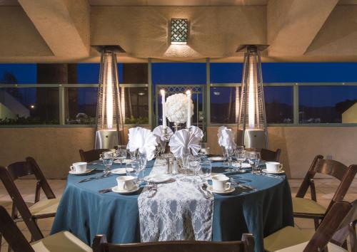 Restaurant, Grand Vista Hotel in Simi Valley (CA)