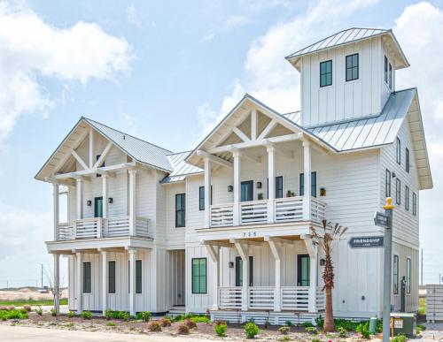 Meribella Beautiful beachfront home with boardwalk to the beach in Port Aransas, USA