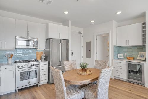 Palm Walk Vibrant Condo with boardwalk to the beach in Port Aransas, USA