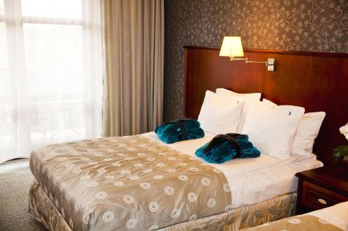 1 double bed, 1 twin bed