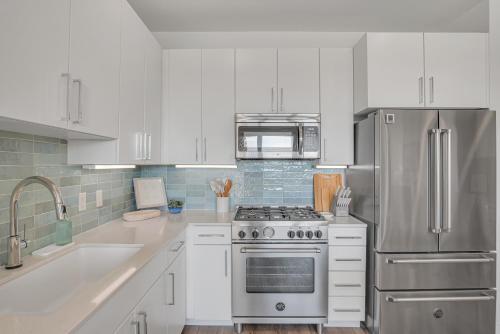 Palm Walk Vibrant Condo with boardwalk to the beach in Port Aransas, USA