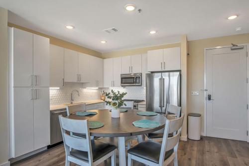 Beautifully appointed condo, steps to pool in Port Aransas, USA
