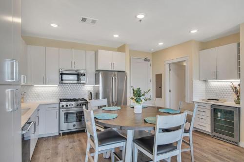 Beautifully appointed condo, steps to pool in Port Aransas, USA