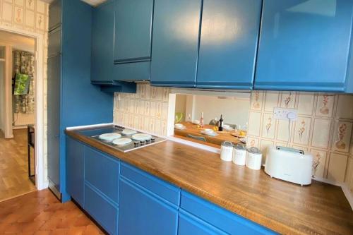 Redhill Town Centre 3 bed House near Gatwick Airport, easy commute to London in เรียเกท