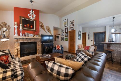 Top Floor Condo with Views of Ski Slopes and Gondola in Zephyr Mountain Lodge condo image