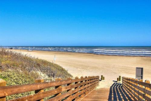 SBS705 The Blue Flamingo at Sunflower Beach in Port Aransas, USA