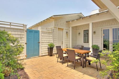 Stunning beach home with veranda, private courtyard in Port Aransas, USA