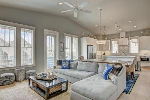 Stunning beach home with veranda, private courtyard in Port Aransas, USA
