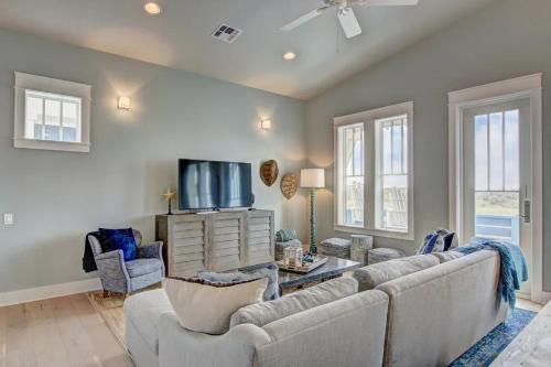 Stunning beach home with veranda, private courtyard in Port Aransas, USA