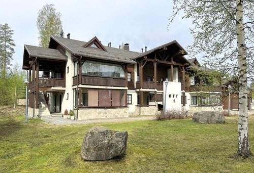 Exterior view, Ylakerran asunto parvekkeella ja saunalla in Nilsia