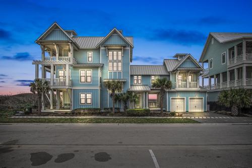 Luxury house with wet bar, outdoor shower, steps from Gulf in Port Aransas, USA