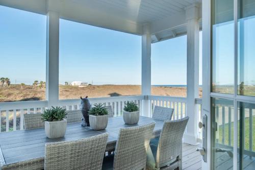 Exquisite Coastal Home with Gulf Views in Port Aransas, USA