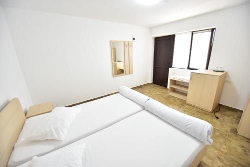 1 queen bed, 2 twin beds