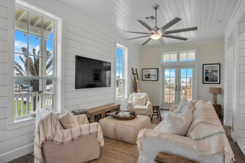 Luxury townhome, steps to beach and resort fun! in Port Aransas, USA