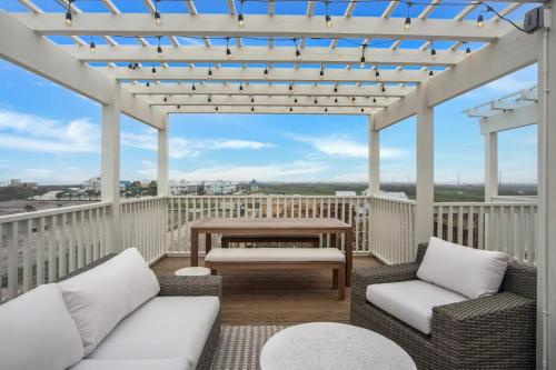 Luxury townhome, steps to beach and resort fun! in Port Aransas, USA