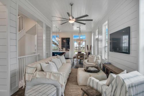 Luxury townhome, steps to beach and resort fun! in Port Aransas, USA