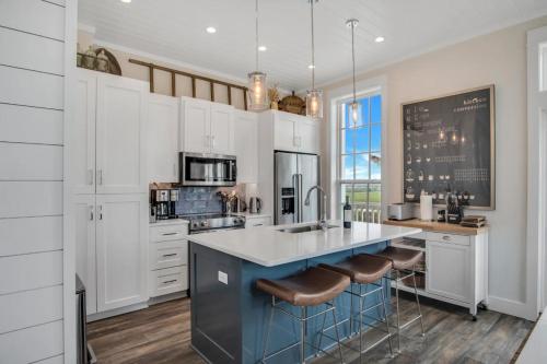 Luxury townhome, steps to beach and resort fun! in Port Aransas, USA