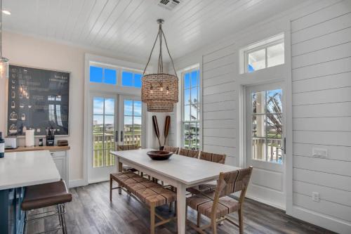 Luxury townhome, steps to beach and resort fun! in Port Aransas, USA