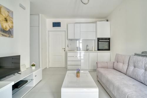 Apartment with Balcony and Partial Sea View image 10