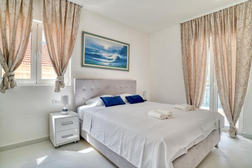Two-Bedroom Apartment with Terrace and Sea View image 10
